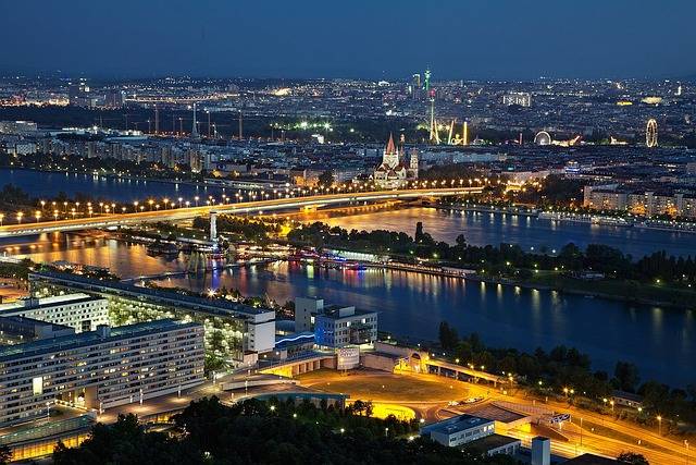 Wien-Lebenswerteste Stadt der Welt. Auf dem Bild sehen wir Wien bei Nacht in einer Luftaufnahme.